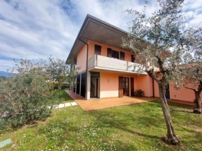 Spacious villa over two floors, amazing view and private garden for 10 guests San Felice Del Benaco